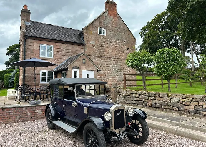 Character 3 Bed Peak District Farmhouse Near Alton Towers, Polar Bears, Chatsworth House
