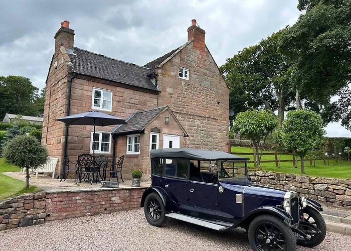 Character 3 Bed Peak District Farmhouse Near Alton Towers, Polar Bears, Chatsworth House